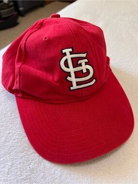 Vintage 90s St. Louis Cardinals baseball cap. 100% cotton. Excellent condition.